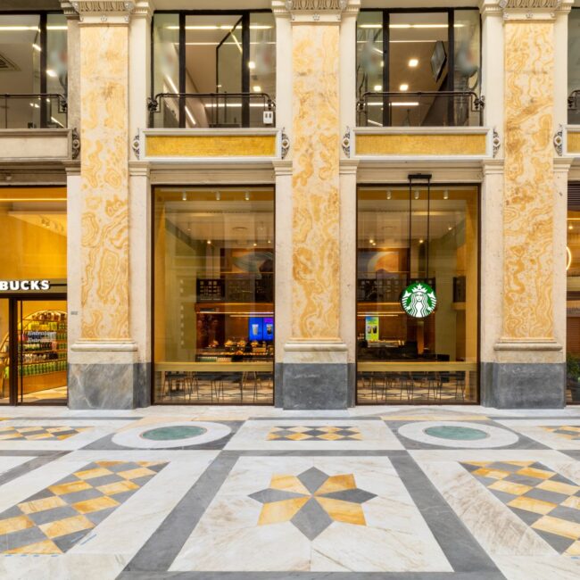 Apre Starbucks alla Galleria Umberto I di Napoli